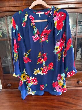 Violet & Claire Navy Floral Split-Neck Blouse